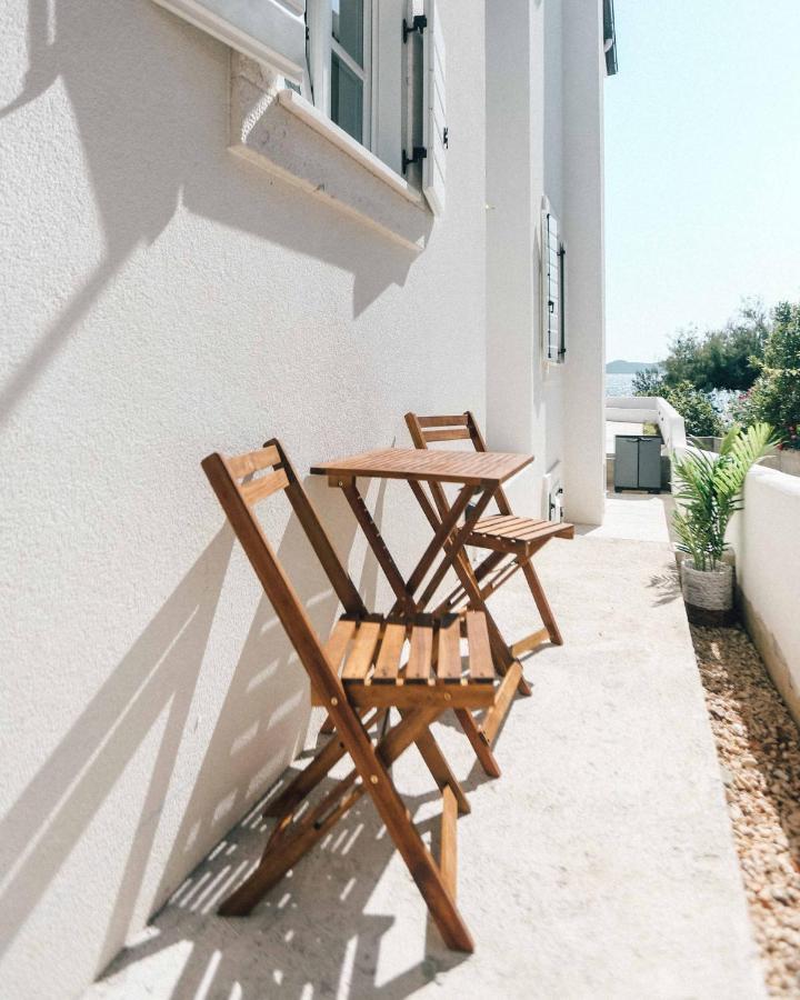 Apartment Seafront House - First Row To Sea