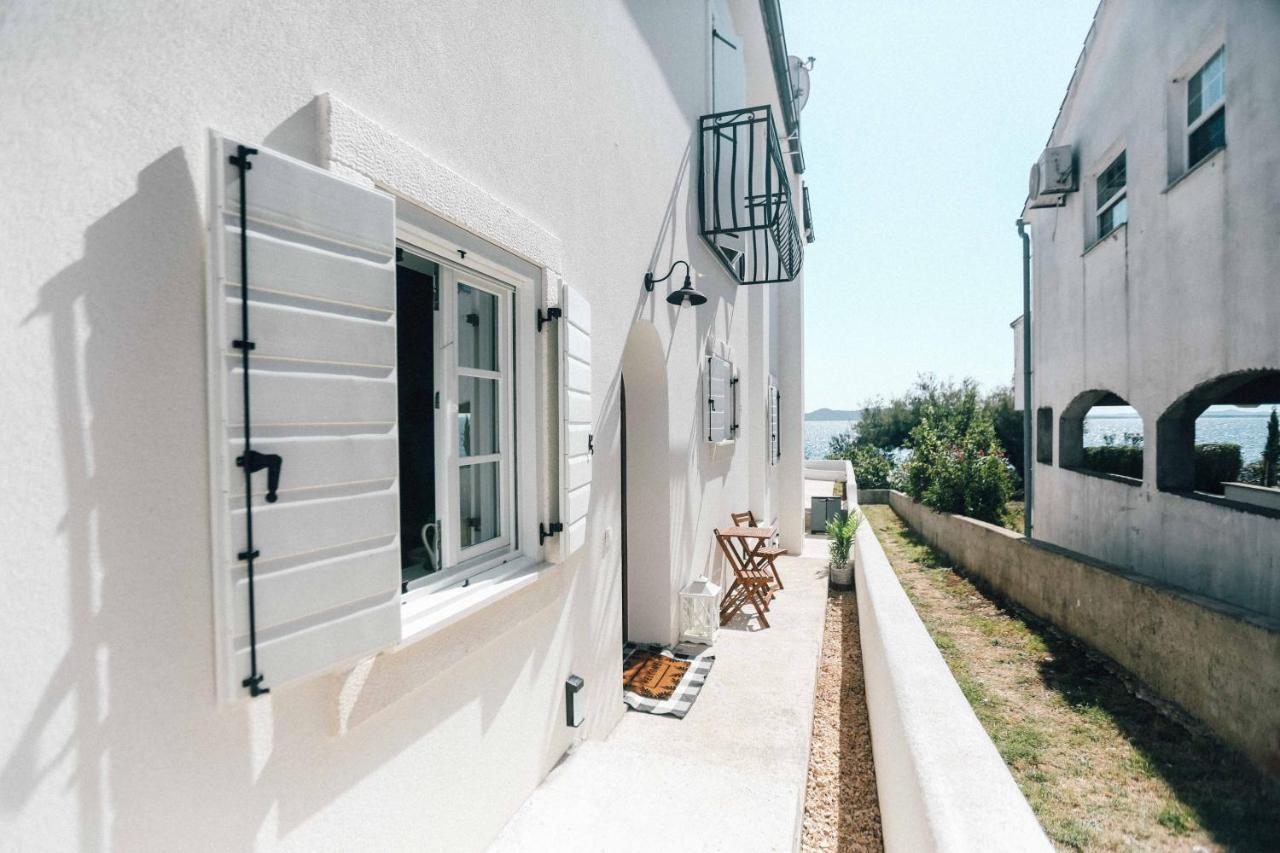 Apartment Seafront House - First Row To Sea